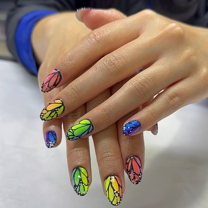 Nail art de alas de mariposa multicolor — José Ortiz Beauty Studio