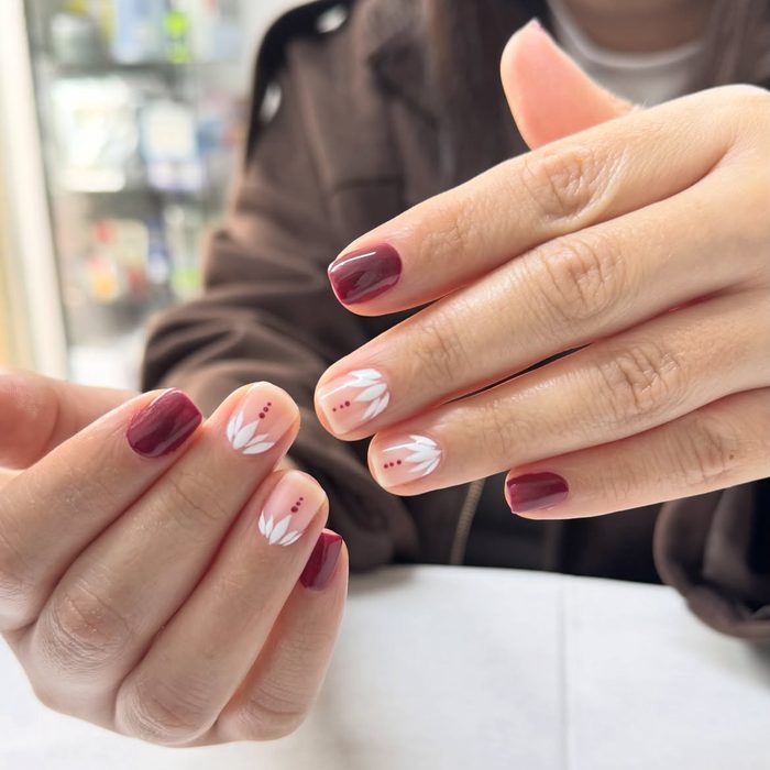 Diseño de uñas floral en rojo vino — José Ortiz Beauty Studio