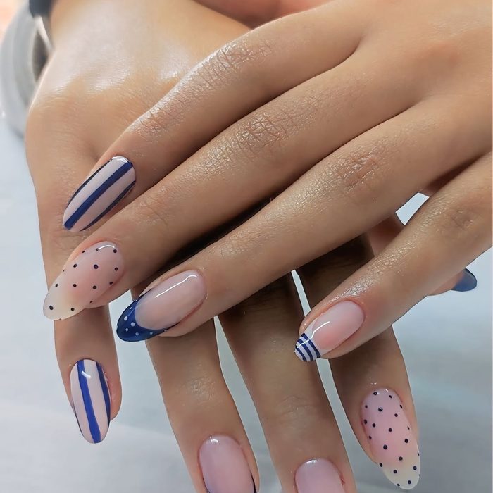 Nail art de rayas y puntos en azul — José Ortiz Beauty Studio